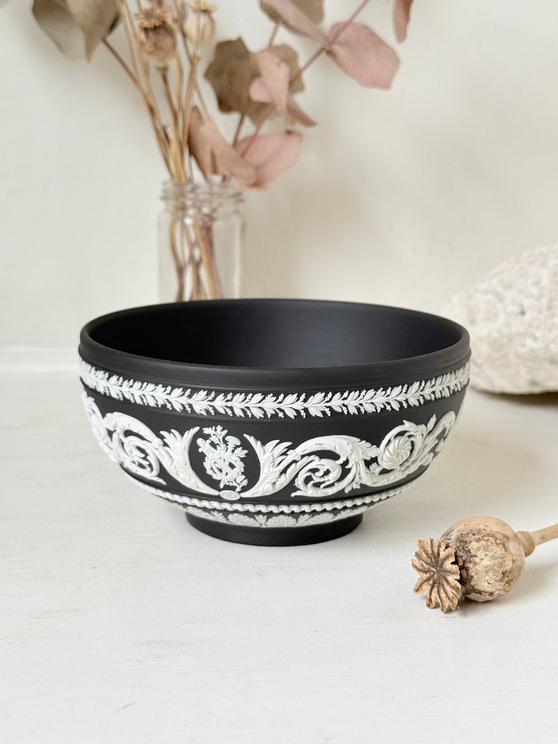 Vintage Wedgwood Jasperware Portland blue round lidded trinket box, decorated with a white neoclassical cameo and laurel wreath border.