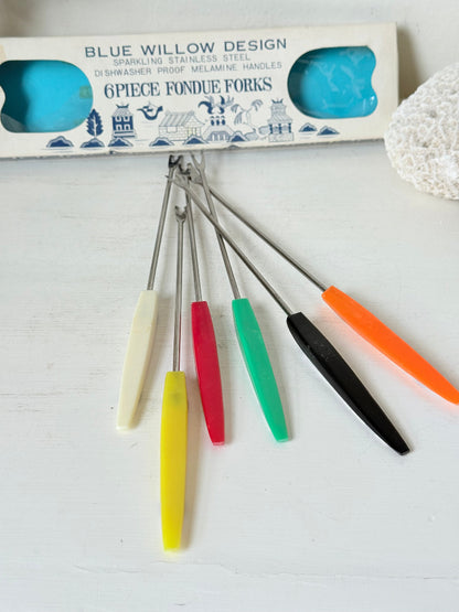 Set of 6 vintage Blue Willow fondue forks with coloured ends in original box, photographed on a white surface