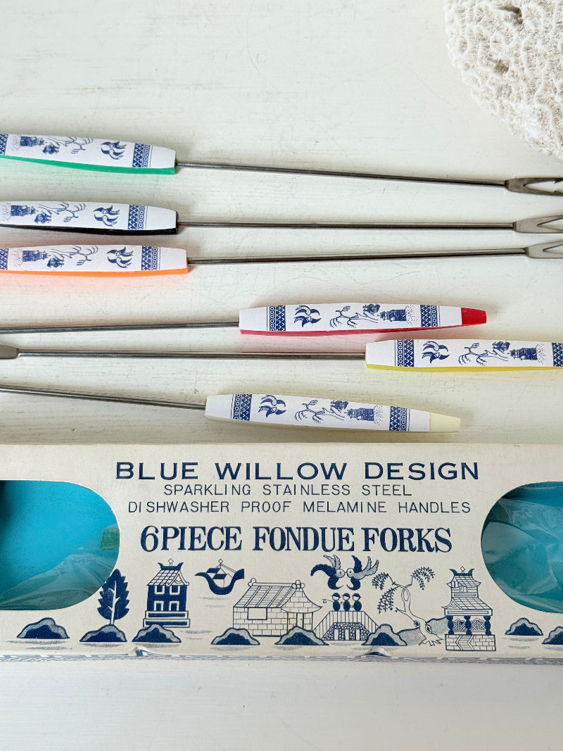 Set of 6 vintage Blue Willow fondue forks with coloured ends in original box, photographed on a white surface