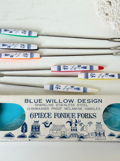 Set of 6 vintage Blue Willow fondue forks with coloured ends in original box, photographed on a white surface