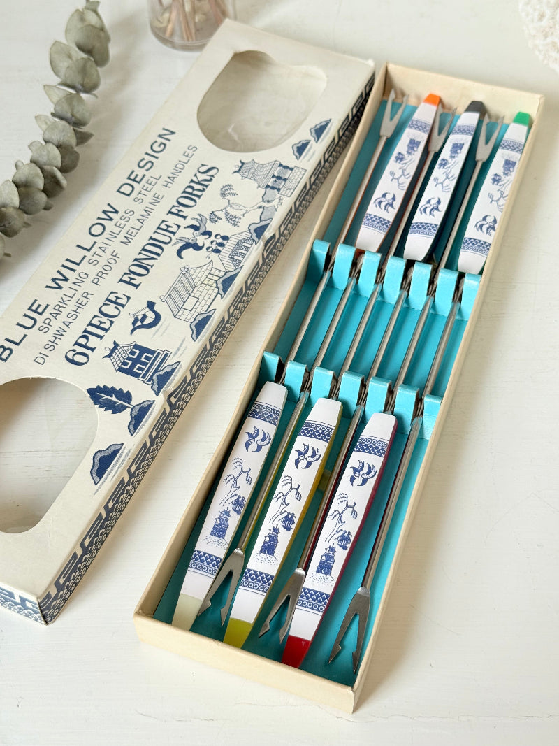 Set of 6 vintage Blue Willow fondue forks with coloured ends in original box, photographed on a white surface