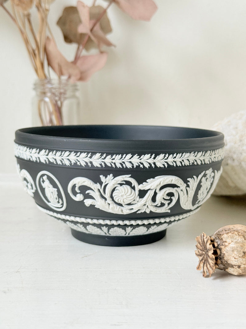 Vintage Wedgwood Jasperware Portland blue round lidded trinket box, decorated with a white neoclassical cameo and laurel wreath border.