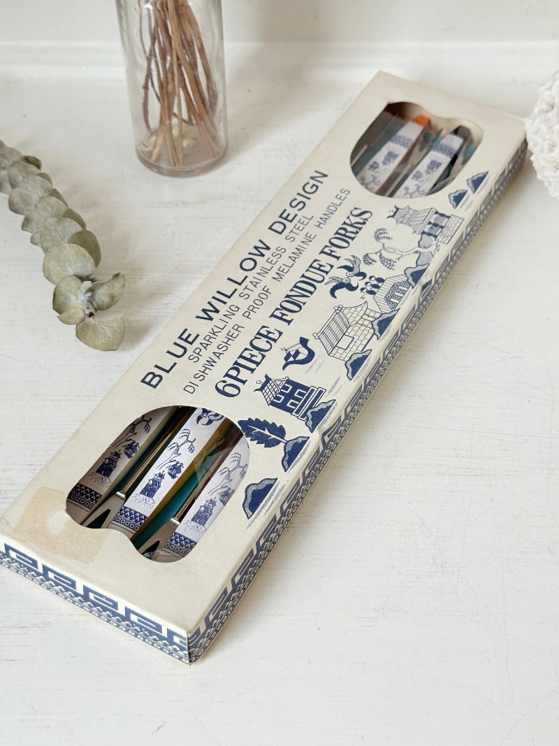 Set of 6 vintage Blue Willow fondue forks with coloured ends in original box, photographed on a white surface