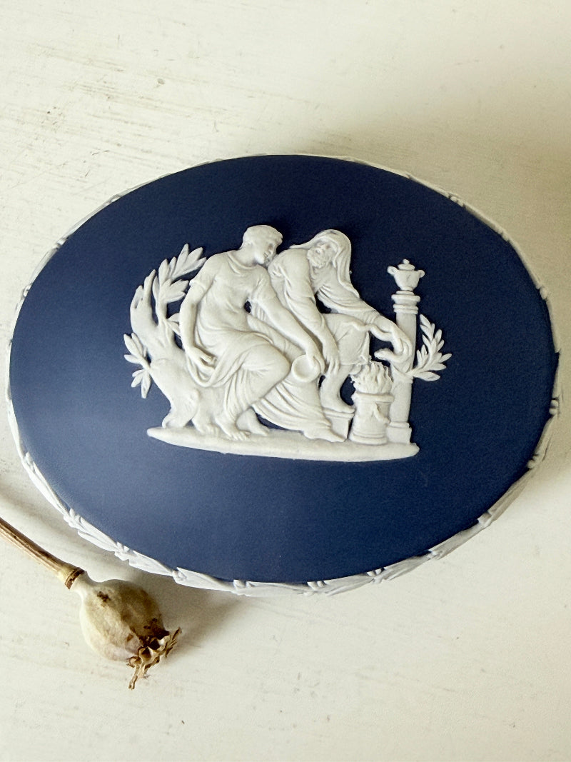 Vintage Wedgwood Jasperware Portland blue round lidded trinket box, decorated with a white neoclassical cameo and laurel wreath border.