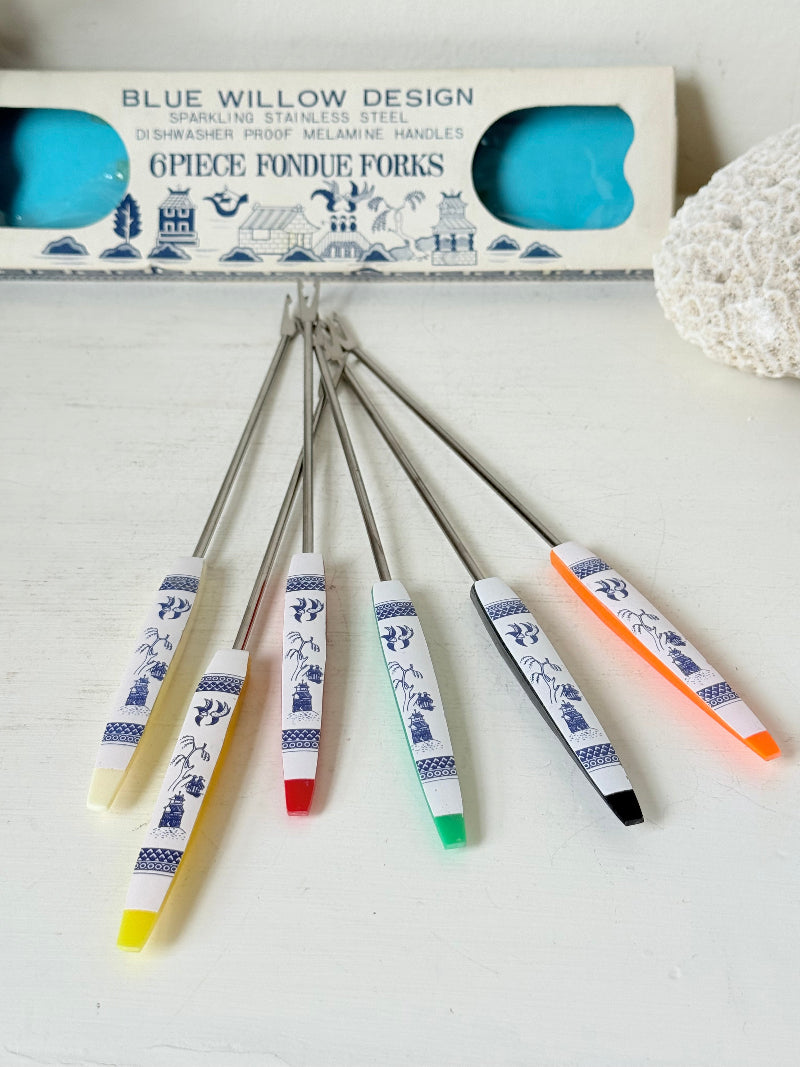 Set of 6 vintage Blue Willow fondue forks with coloured ends in original box, photographed on a white surface