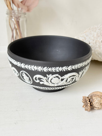 Vintage Wedgwood Jasperware Portland blue round lidded trinket box, decorated with a white neoclassical cameo and laurel wreath border.